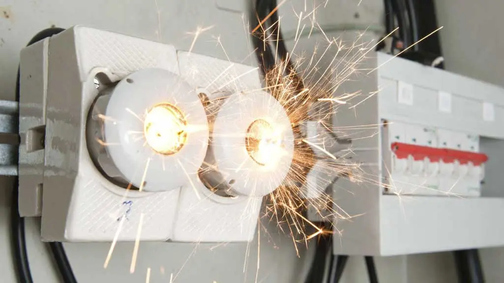 Atención en apagones, cortos, sobrecargas y fallas en Toluca